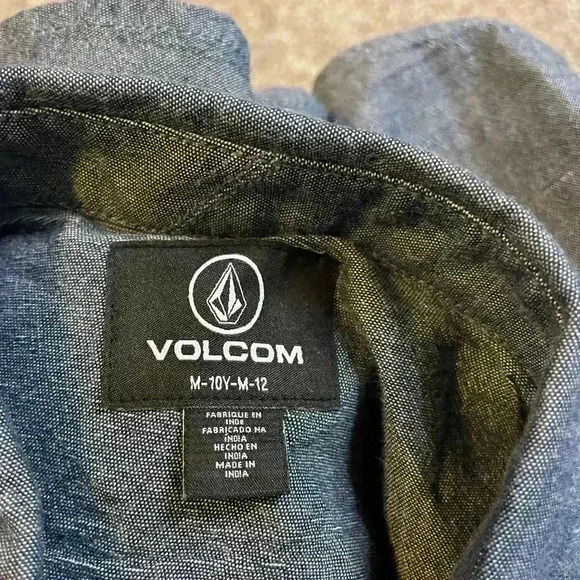 62. Volcom Boys Button Down, Size M, EUC - Picture 4 of 4